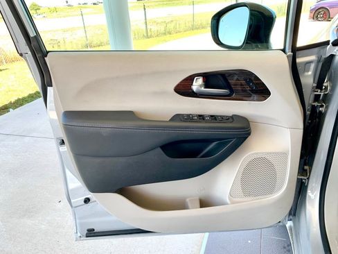 Used 2024 Chrysler Pacifica Limited FWD image 11