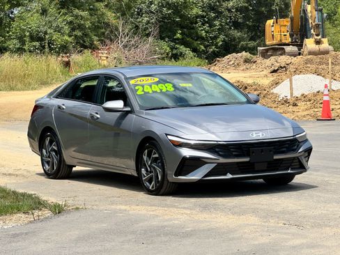 Used 2025 Hyundai Elantra SEL FWD image 1