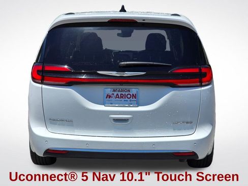 Used 2024 Chrysler Pacifica Limited FWD image 18