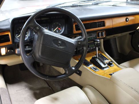 Used 1991 Jaguar XJS V12 Convertible RWD image 12