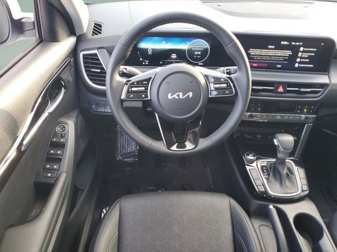 Certified 2025 Kia Seltos EX w/ EX Sunroof Package image 13