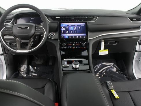 New 2025 Jeep Grand Cherokee Limited image 12