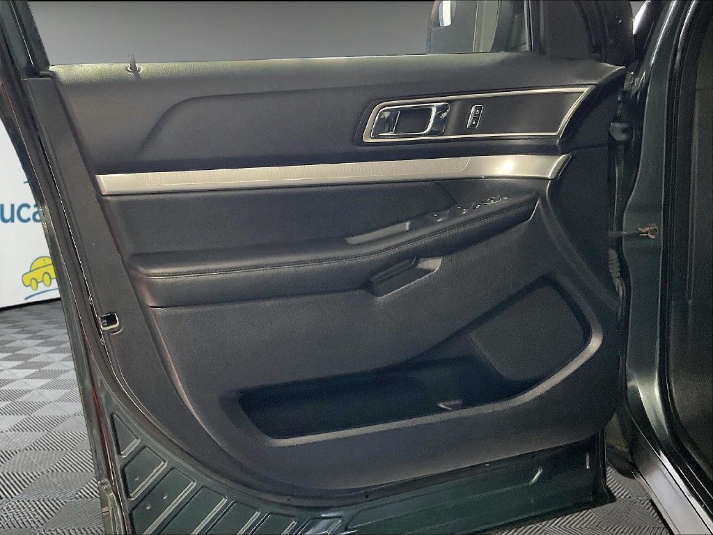 Used 2016 Ford Explorer XLT w/ Equipment Group 202A AWD/4WD image 9