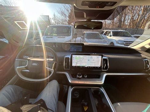 Used 2025 Ford Expedition Platinum image 23