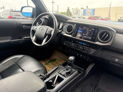 Used 2019 Toyota Tacoma TRD Sport w/ TRD Premium Sport Package AWD/4WD image 38
