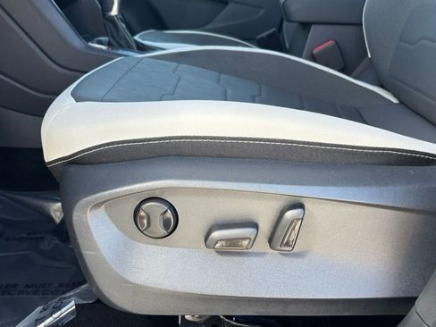 Used 2025 Volkswagen Taos SE image 28
