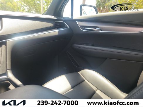 Used 2023 Cadillac XT6 Luxury w/ LPO, Premium Carpet Package FWD image 16