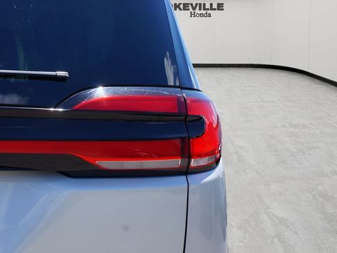Used 2024 Chrysler Pacifica Touring-L FWD image 7