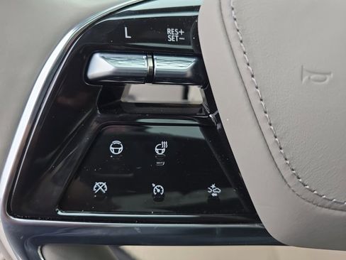 Certified 2025 Cadillac Escalade ESV Sport Platinum image 17