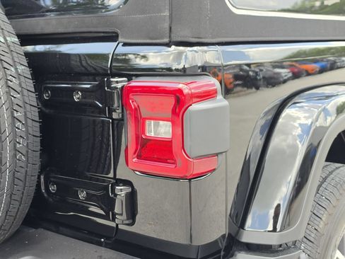 Used 2024 Jeep Wrangler Unlimited Sahara AWD/4WD image 8