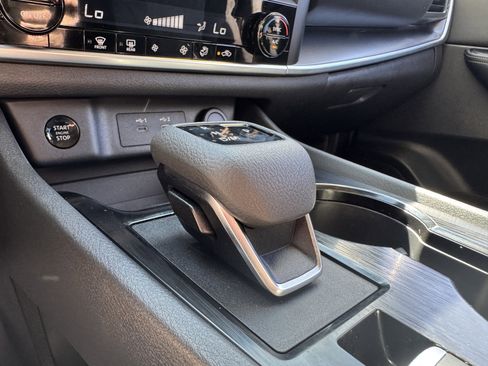 Used 2024 Nissan Rogue SV image 39