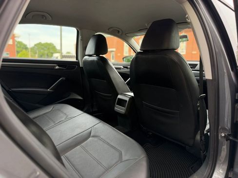 Used 2018 Volkswagen Passat 2.0T R-Line FWD image 14