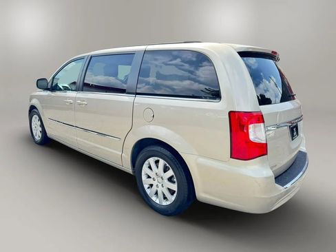 Used 2013 Chrysler Town & Country Touring FWD image 9