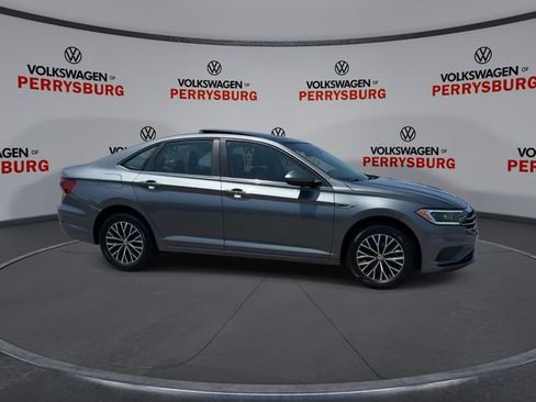 Used 2019 Volkswagen Jetta SEL w/ Cold Weather Package FWD image 9