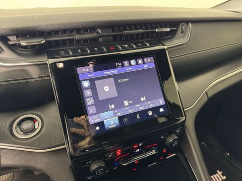 Used 2023 Jeep Grand Cherokee Altitude image 16