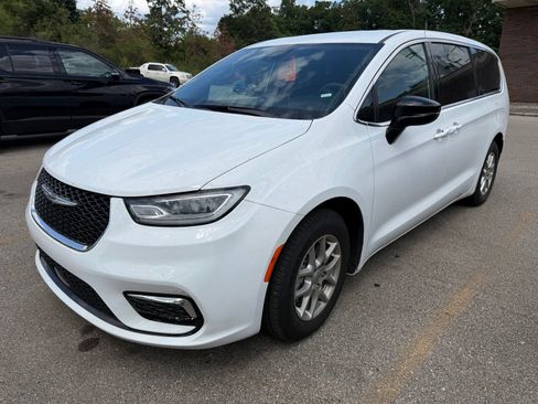 Used 2025 Chrysler Pacifica Select FWD image 5