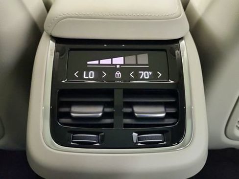 Used 2027 Volvo XC60 B5 Ultra AWD/4WD image 32