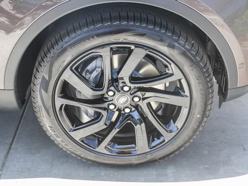 New 2025 Land Rover Discovery S image 9