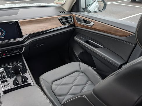 Certified 2025 Volkswagen Atlas SE AWD/4WD image 11