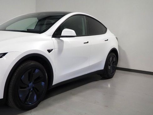 Used 2026 Tesla Model Y Long Range RWD image 55