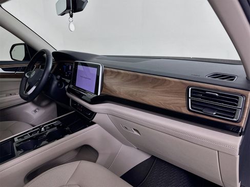 Used 2024 Volkswagen Atlas SE image 32