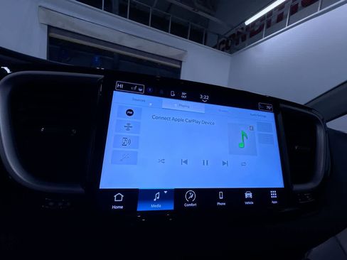 Used 2024 Chrysler Pacifica Touring-L image 26