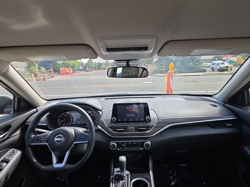 Used 2024 Nissan Altima 2.5 SV FWD image 10