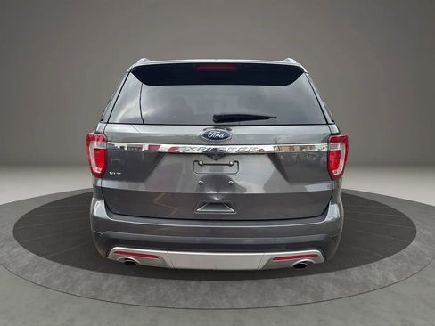 Used 2017 Ford Explorer XLT image 6