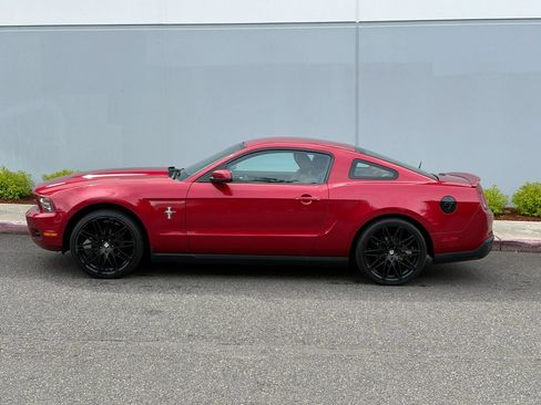 Used 2010 Ford Mustang Coupe RWD image 3
