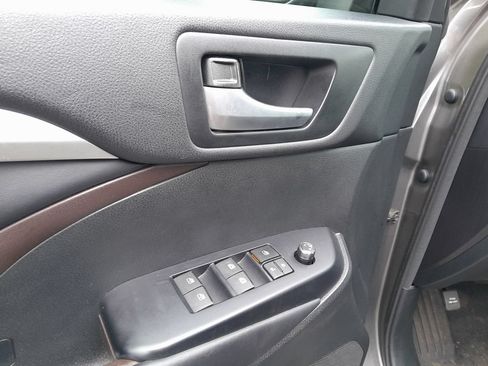 Used 2017 Toyota Highlander XLE AWD/4WD image 12