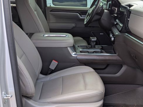 Used 2022 GMC Sierra 1500 SLT w/ SLT Premium Plus Package AWD/4WD image 4