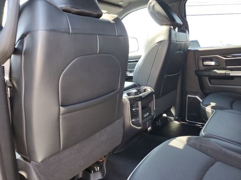 Used 2019 RAM 2500 Laramie w/ Black Appearance Package AWD/4WD image 11