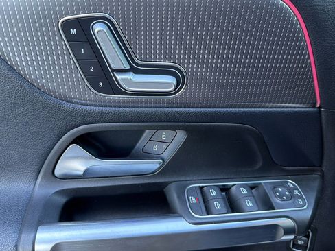 Used 2021 Mercedes-Benz GLB 250 250 image 12