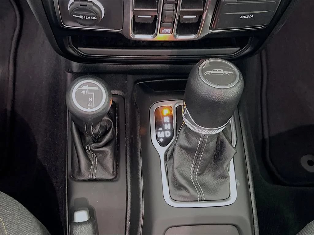 Used 2024 Jeep Gladiator Sport AWD/4WD image 17