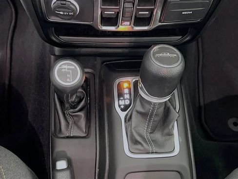 Used 2024 Jeep Gladiator Sport AWD/4WD image 17