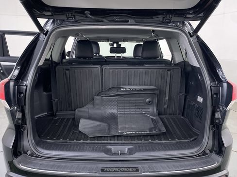 Used 2019 Toyota Highlander XLE AWD/4WD image 23