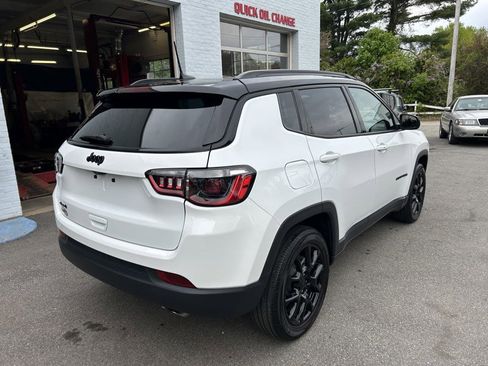 Used 2022 Jeep Compass Latitude w/ Sun and Sound Group AWD/4WD image 7