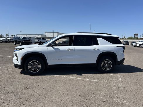 Used 2025 Chevrolet Traverse LT image 2