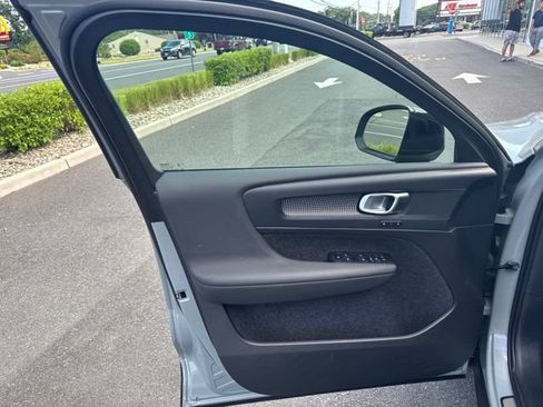 Used 2025 Volvo XC40 B5 Plus AWD/4WD image 19