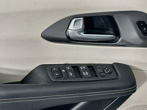 Used 2024 Chrysler Pacifica Touring-L FWD image 15