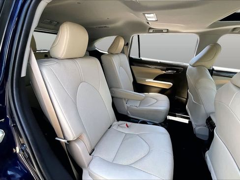 Used 2023 Toyota Highlander Limited FWD image 21