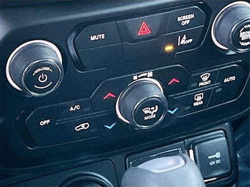 Used 2022 Jeep Renegade Latitude w/ Convenience Group image 16