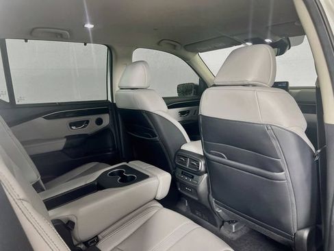 Used 2025 Honda Pilot EX-L image 9