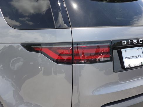 New 2025 Land Rover Discovery S image 10