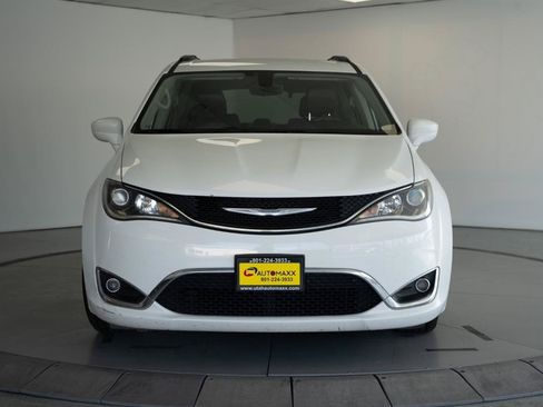 Used 2017 Chrysler Pacifica Touring-L FWD image 2