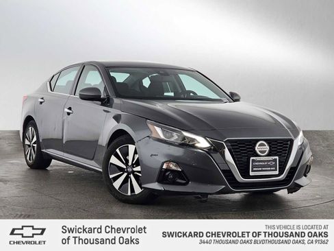 Used 2020 Nissan Altima 2.5 SV image 1