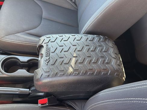 Used 2017 Jeep Wrangler Unlimited Sahara image 15