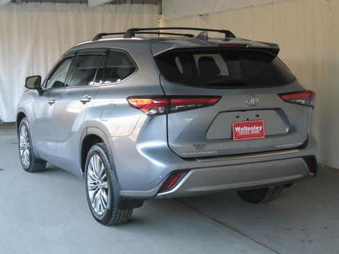 Used 2020 Toyota Highlander Platinum image 30