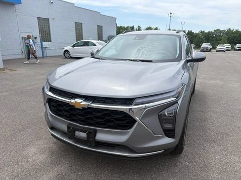 Used 2025 Chevrolet Trax LT FWD image 4