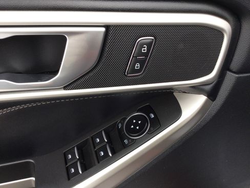 Used 2022 Ford Explorer XLT w/ Equipment Group 202A image 11